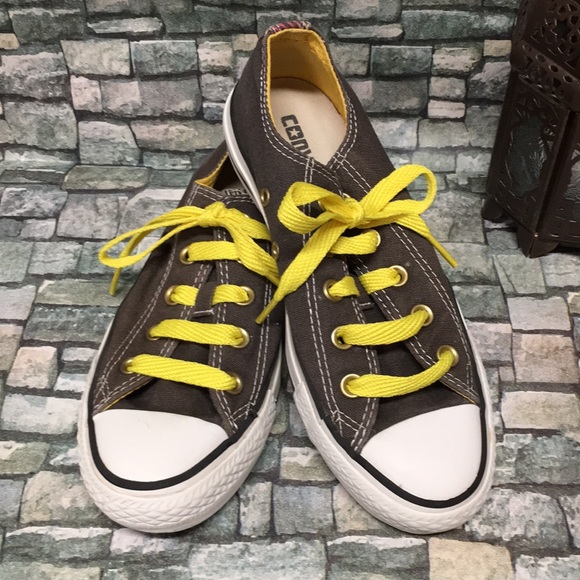 black converse with yellow laces